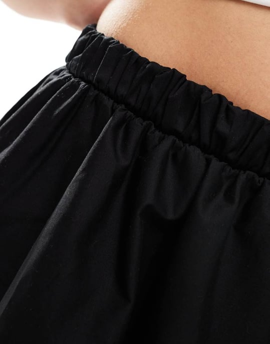 COLLUSION poplin midi puffball kjol i svart - Image 3