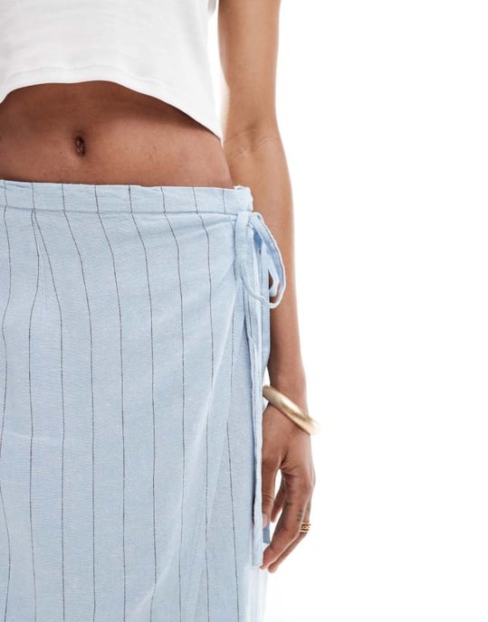 Vero Moda Tall omslag midi kjol i ljusblå randig mönster - Image 4