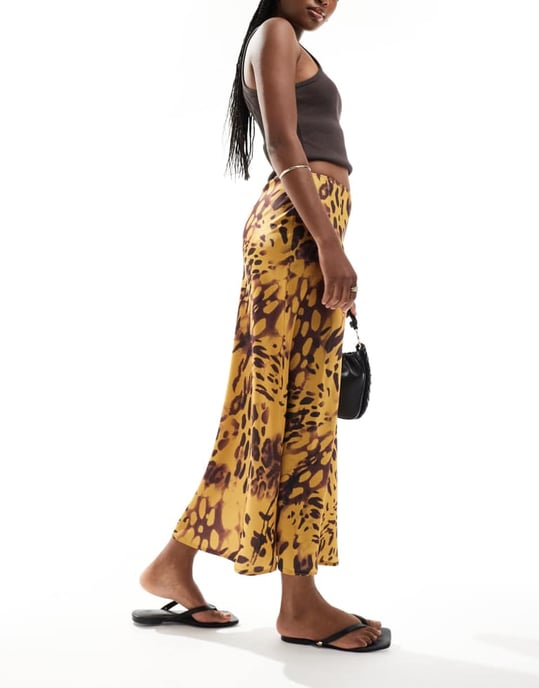 ASOS DESIGN satin bias midi kjol i brun blandad djurtryck - Image 3