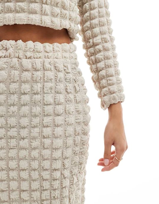 Vero Moda Petite texturerad midikjol i beige - Image 2