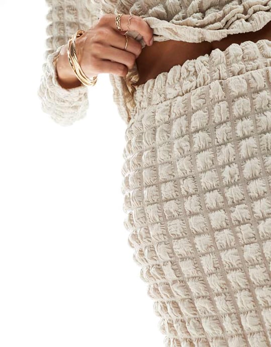 Vero Moda Petite texturerad midikjol i beige - Image 4