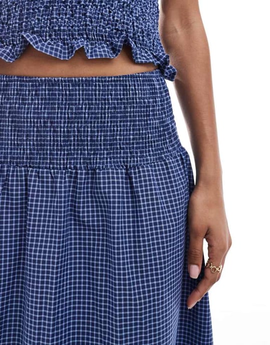 ASOS DESIGN shirred maxikjol med matchande överdel i blå rutigt - Image 4