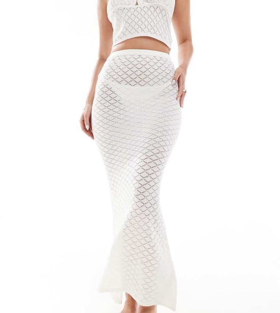 In The Style exklusiv virkade stickade texturerad fishtail maxi strandkjol co-ord i krämfärg - Image 1
