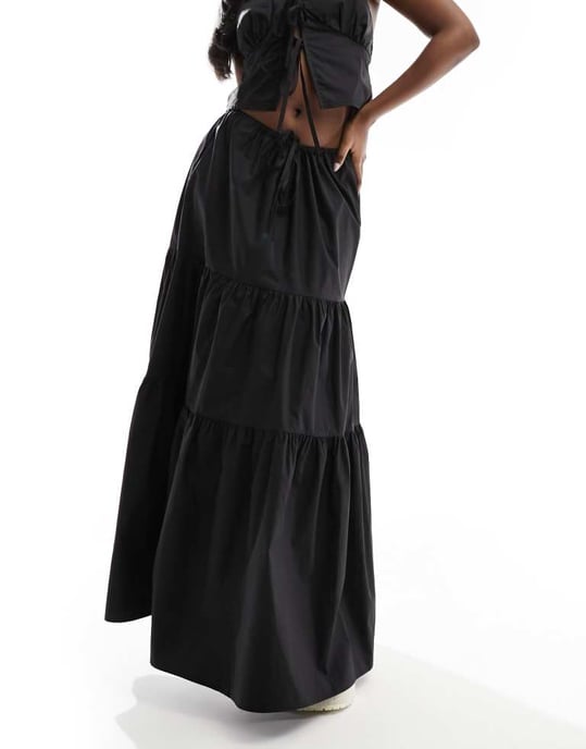 Kaiia tiered maxikjol set i svart - Image 3