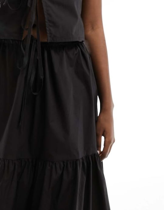 Kaiia tiered maxikjol set i svart - Image 4