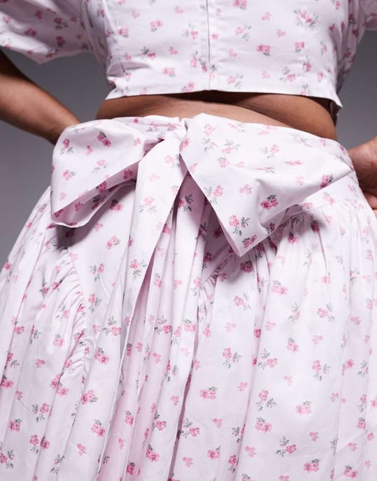 ASOS LUXE Curve co-ord cotton sateen maxi skirt with bow back in ditsy floral - Image 3