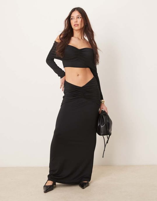 ASOS DESIGN rynkad maxikjol i mesh med insamlad v midja i svart - Image 1