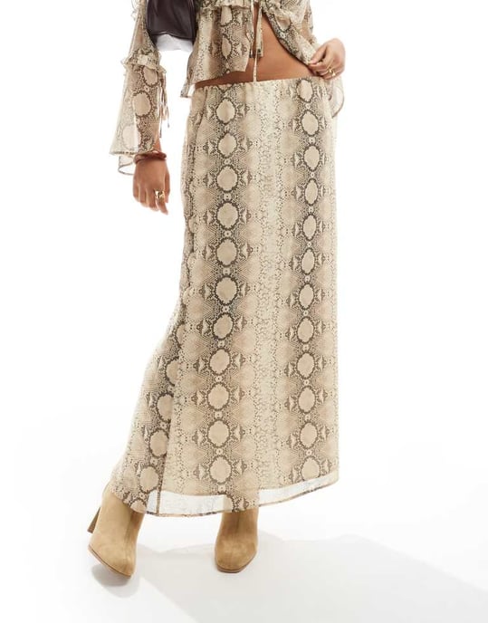 ASOS DESIGN chiffong maxikjol i ormtryck - Image 3