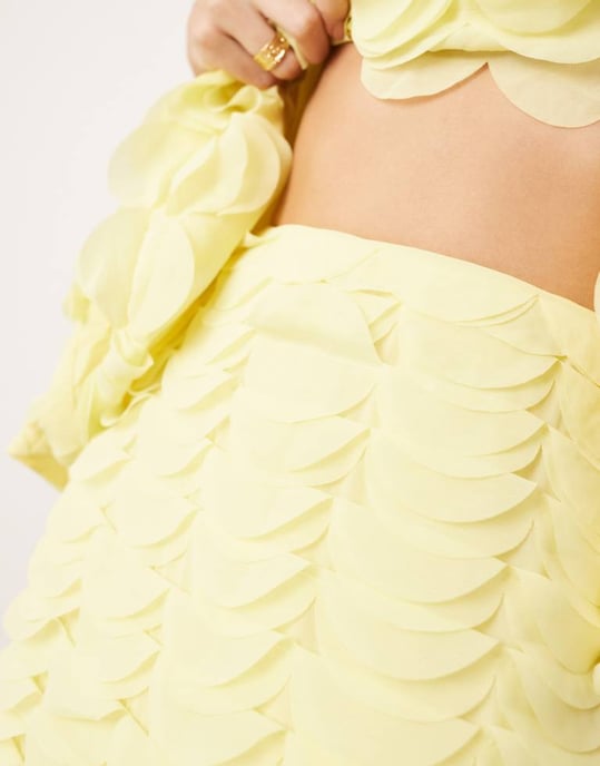 ASOS EDITION texturerad cirkelmaxikjol i citron - Image 3