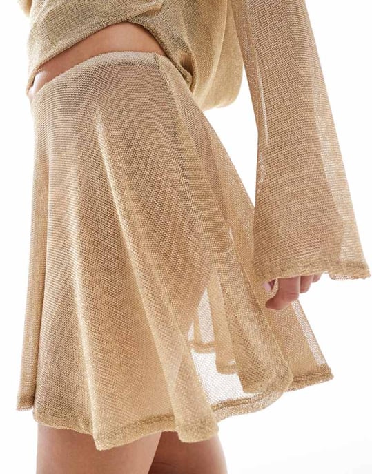 ASOS DESIGN koord jersey kedjemaille flippy minikjol i guld - Image 2