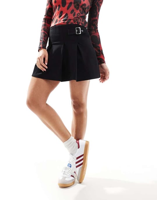 ASOS DESIGN plisserad minikjol med spänne i svart - Image 2