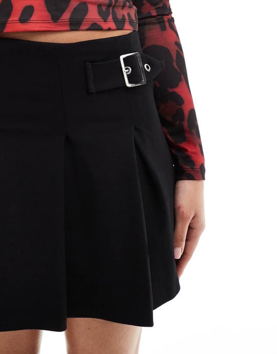 ASOS DESIGN plisserad minikjol med spänne i svart - Image 4