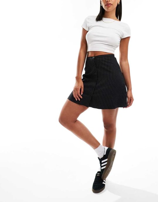 Miss Selfridge knappad flippy mini kjol i mono randig - Image 2
