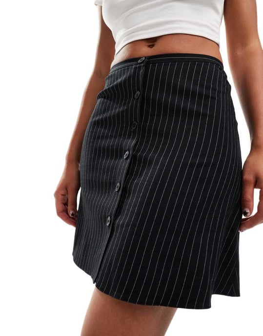 Miss Selfridge knappad flippy mini kjol i mono randig - Image 4