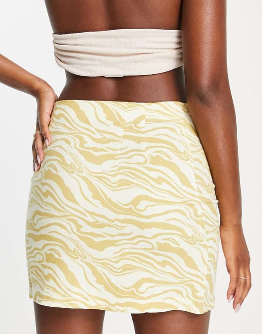Redigerad wrap front mini kjol i gul zebra-coord - Image 2