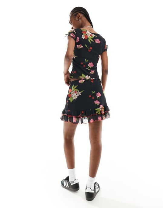 Återvunnen vintage minikjol med rosetter i svart vintage blommig och frukttryck - Image 3