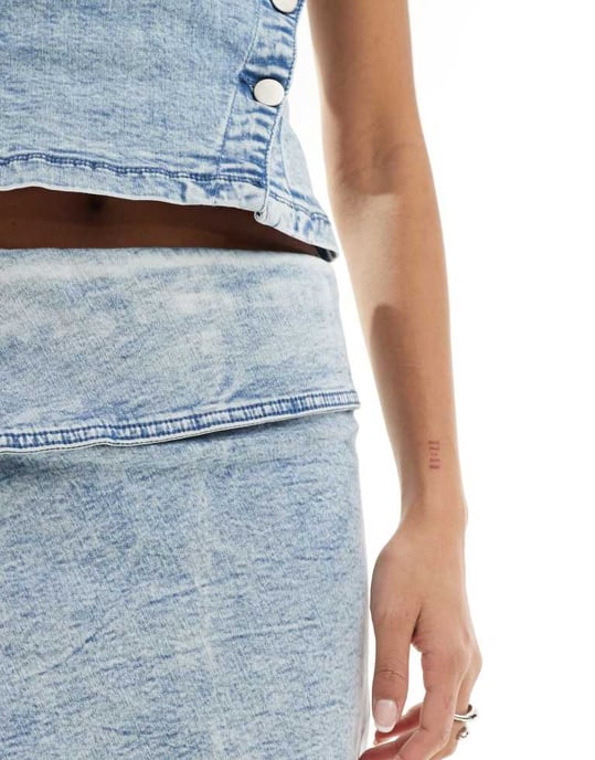 Simmi denim överviktsdetalj med knappdetalj och sidosplit kort kjol i syra-tvättad blå - Image 4