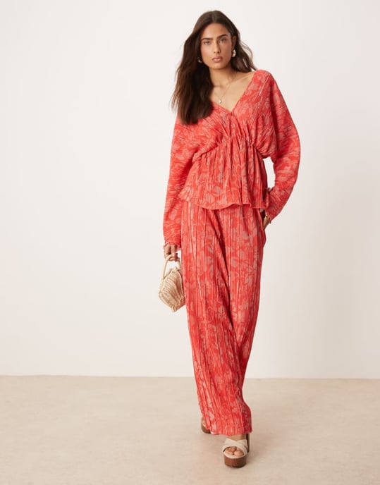 YAS floral printed plunge front plisse top co-ord in red and pink - Image 3