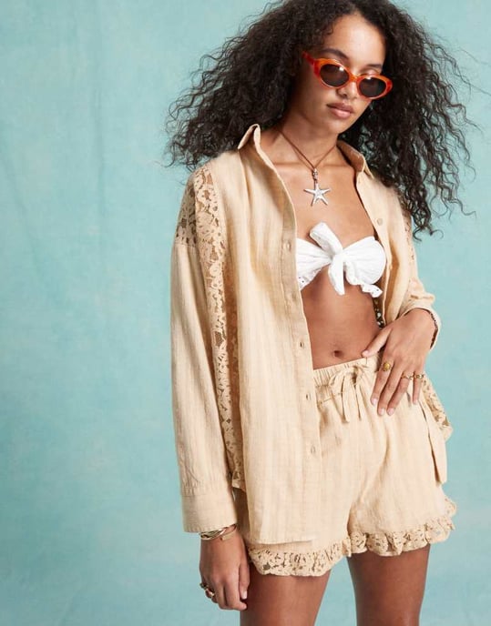 Miss Selfridge strukturerad spetsmix med volangkant kort i krämfärgad set - Image 3