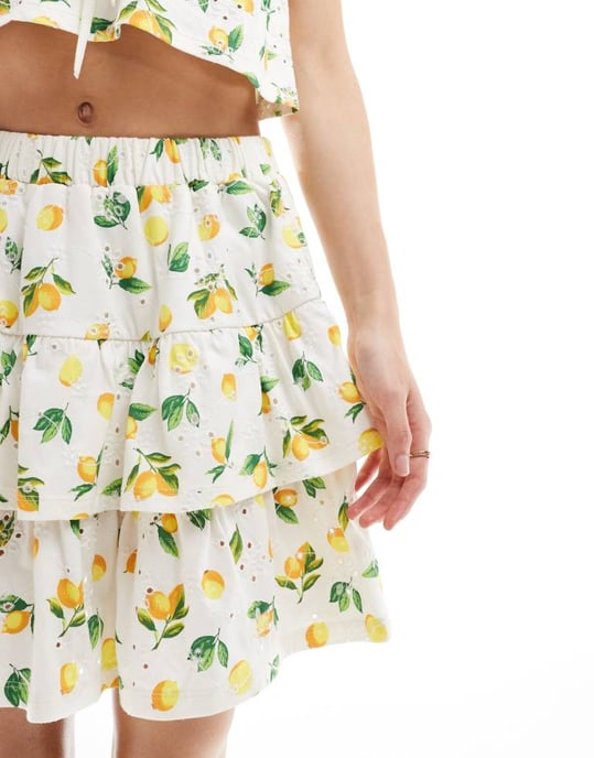ASOS DESIGN lager på lager broderad kjol i citrondoftande tryck - Image 2