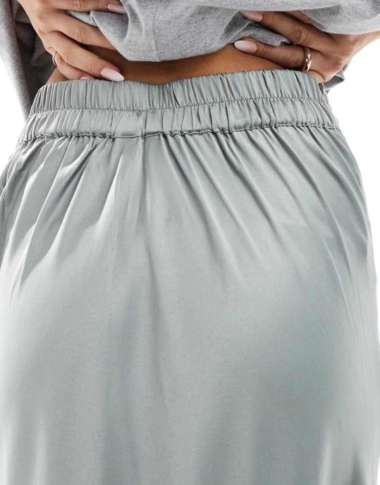 Vero Moda satängkjol i ankellängd i grått - Image 4