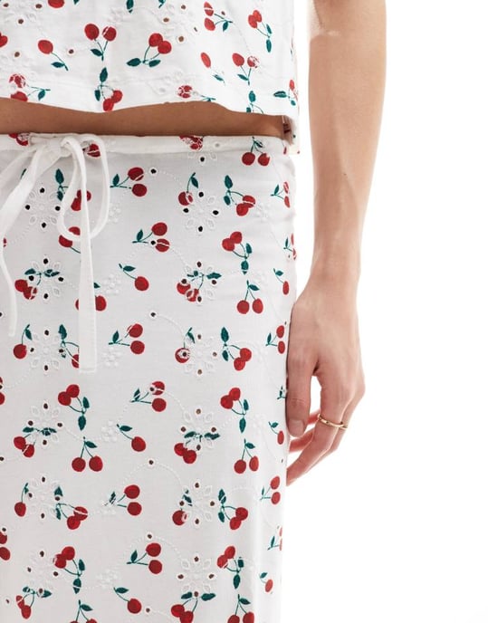 ASOS DESIGN broderad kolumnkjol med band i körsbärstryck - Image 3