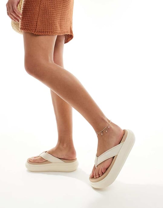 Reef Cushion Bondi flip flops in beige - Image 3