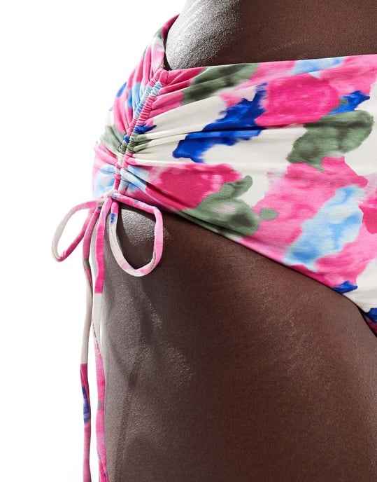 Vero Moda Curve högmidjade bikiniunderdelar med veckade sidor i ljusa akvarelltryck - Image 4