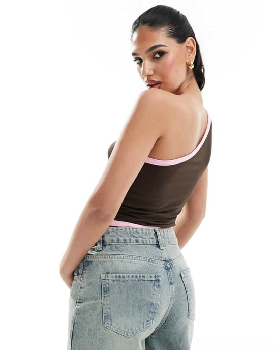 ASOS DESIGN kontrasterande topp med en axel i choklad och rosa - Image 3