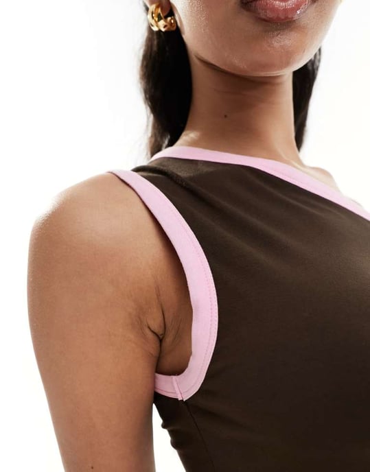 ASOS DESIGN kontrasterande topp med en axel i choklad och rosa - Image 4