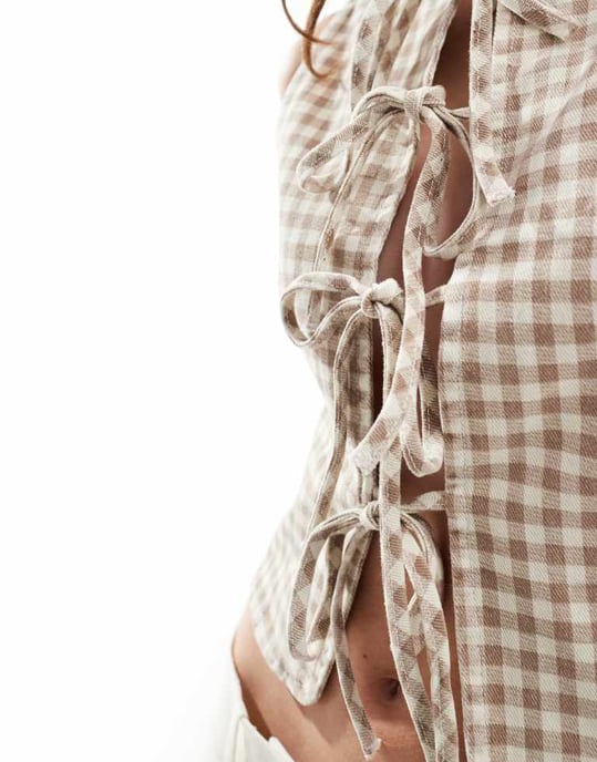 ASOS DESIGN denim topp med knytning framtill i brun gingham - Image 3