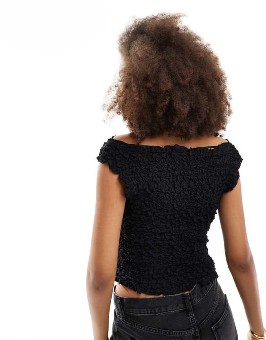 Vero Moda texturerad krinklad ärmlös crop top i svart - Image 2
