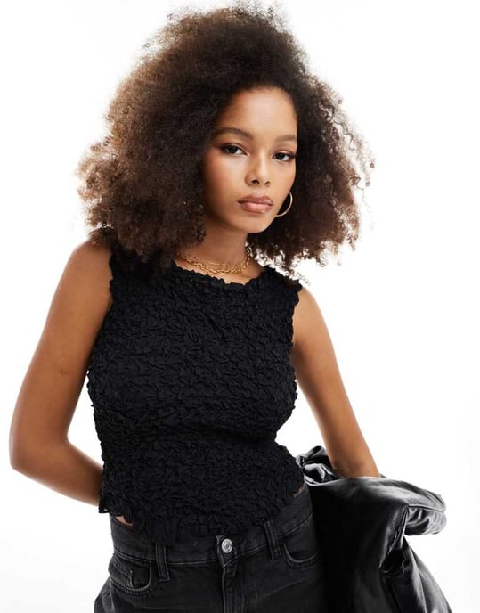 Vero Moda texturerad krinklad ärmlös crop top i svart - Image 3