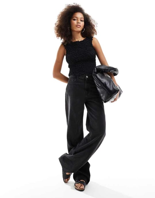 Vero Moda texturerad krinklad ärmlös crop top i svart - Image 4