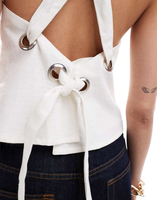 ASOS DESIGN linne halterneck-top med öljett-detaljer i vitt - Image 4