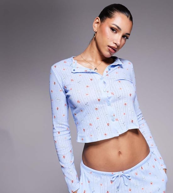 Kaiia exklusiv bomullsrik pointelle knapp-up pyjamasöverdel i babyblått med små blommor - Image 1