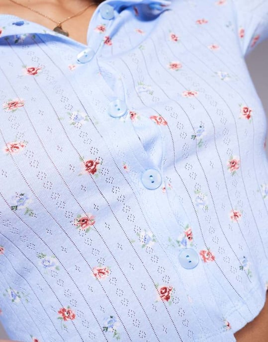 Kaiia exklusiv bomullsrik pointelle knapp-up pyjamasöverdel i babyblått med små blommor - Image 4