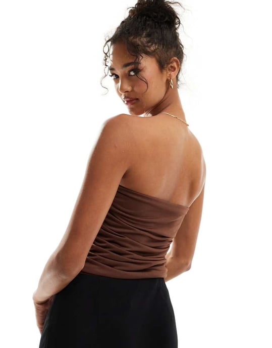 ASOS DESIGN rynkad bandeau-topp i brunt - Image 4