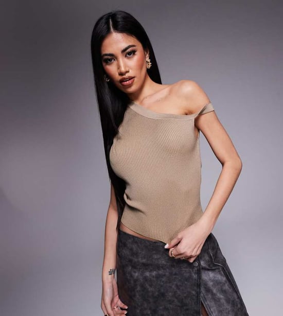 Kaiia exklusiv ribbad stickad avskuren topp med twistdetalj i beige - Image 1