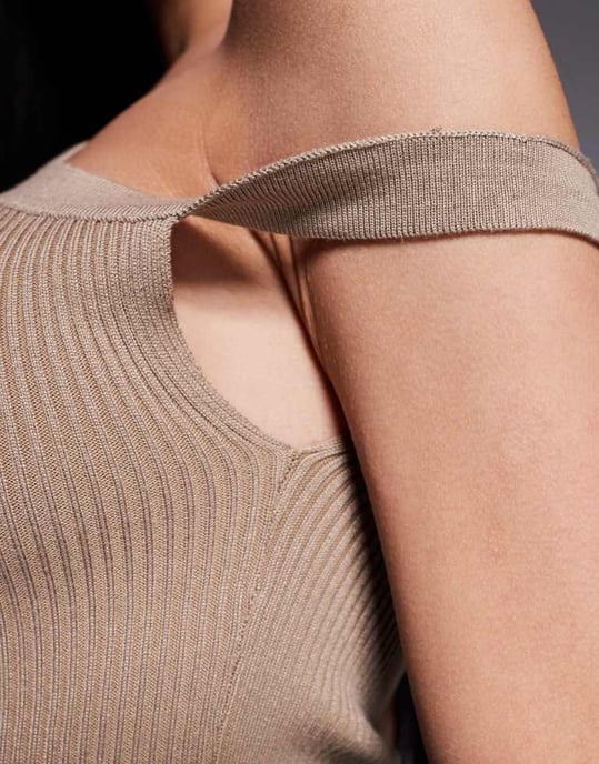 Kaiia exklusiv ribbad stickad avskuren topp med twistdetalj i beige - Image 4
