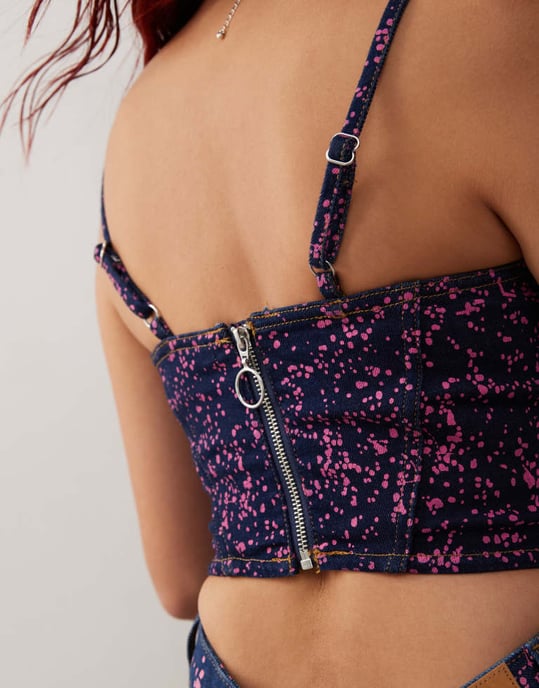 Monki matchande denimkorsettopp i mörkblått med rosa stänkmålning - Image 4