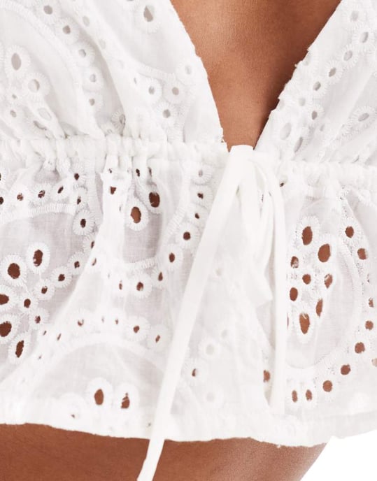 Kaiia exklusiv broderie peplum knyt front camitopp i vitt - Image 2
