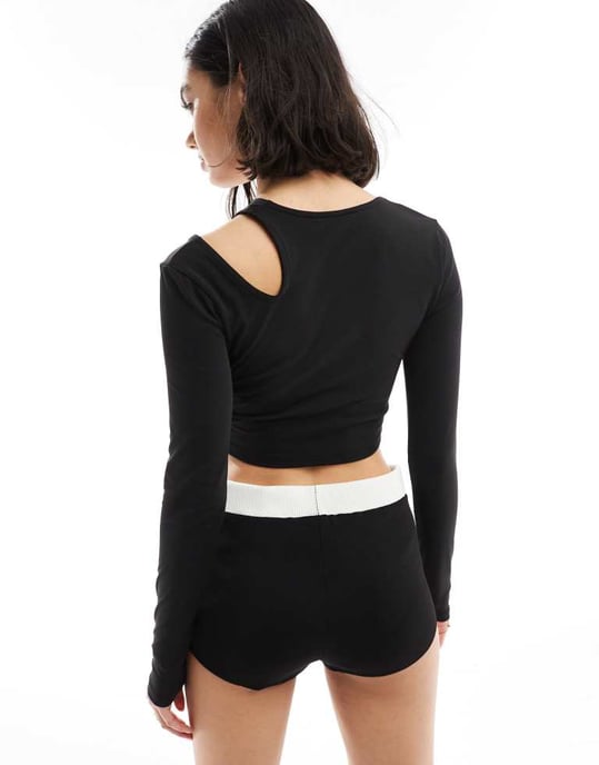 ASOS DESIGN långärmad topp med urklippt hals och knytframsida i svart - Image 2