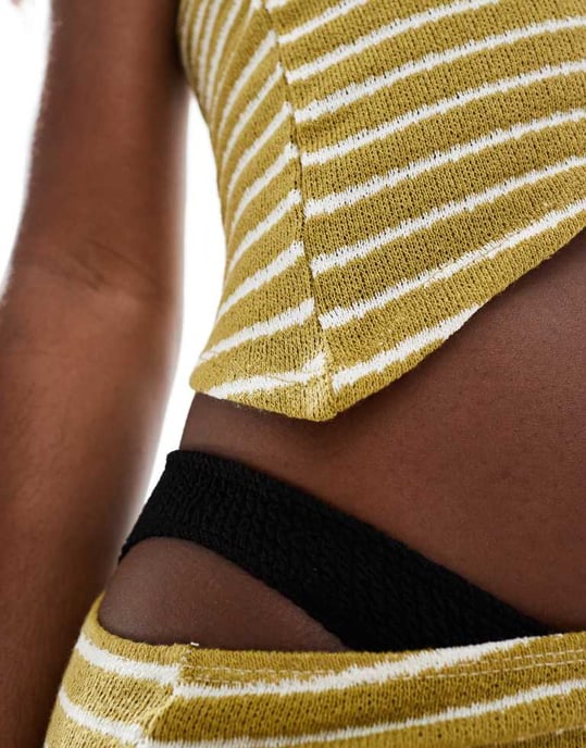 ASOS DESIGN Dawn stickad asymmetrisk bandeau strandtop i krämfärgad och grön rand - Image 4