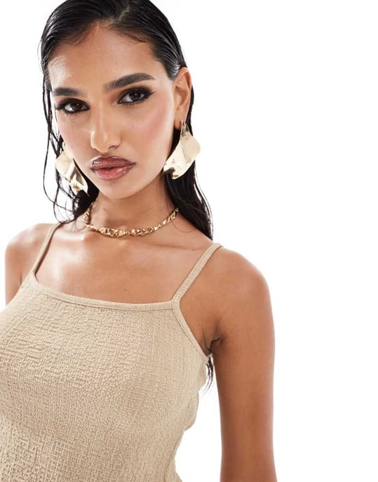 ASOS DESIGN texturerad rygglös topp med spagettiband i brun - Image 4