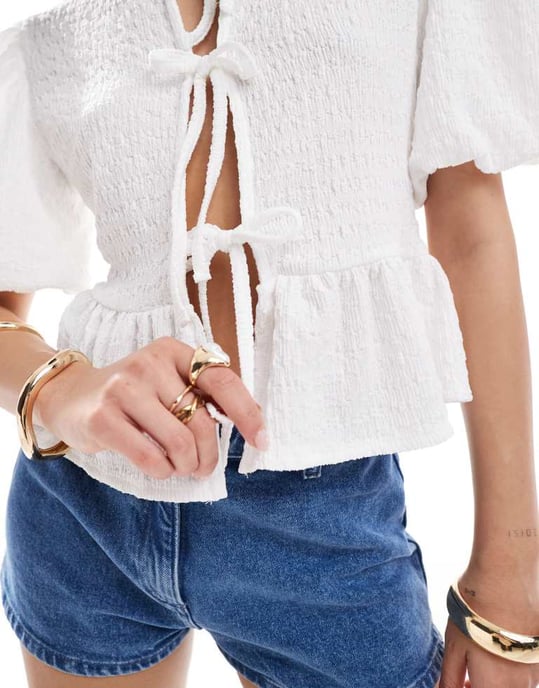 ASOS DESIGN texturerad volymärm knytfront topp i vitt - Image 2