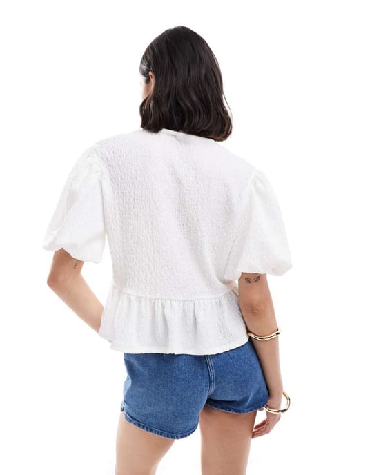 ASOS DESIGN texturerad volymärm knytfront topp i vitt - Image 4