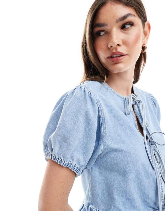 ASOS DESIGN puffärmad denimblus med knyt framtill i blekt utförande - Image 2
