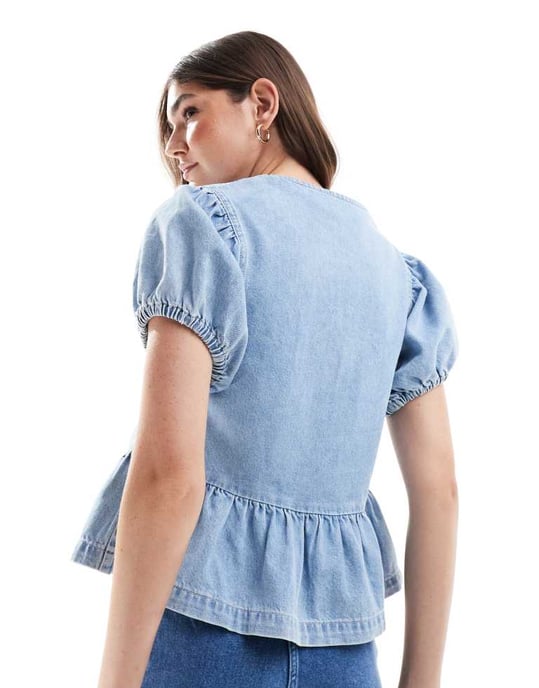 ASOS DESIGN puffärmad denimblus med knyt framtill i blekt utförande - Image 4