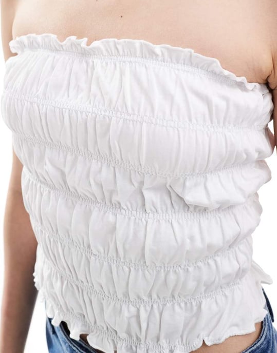 ASOS DESIGN rynkad lång bandeau i vit - Image 4